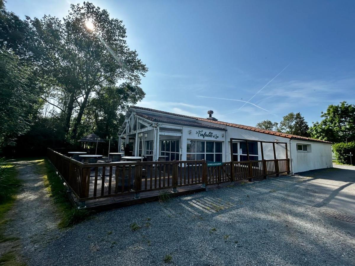 Les Cabanes Du Lac Vandre Luaran gambar