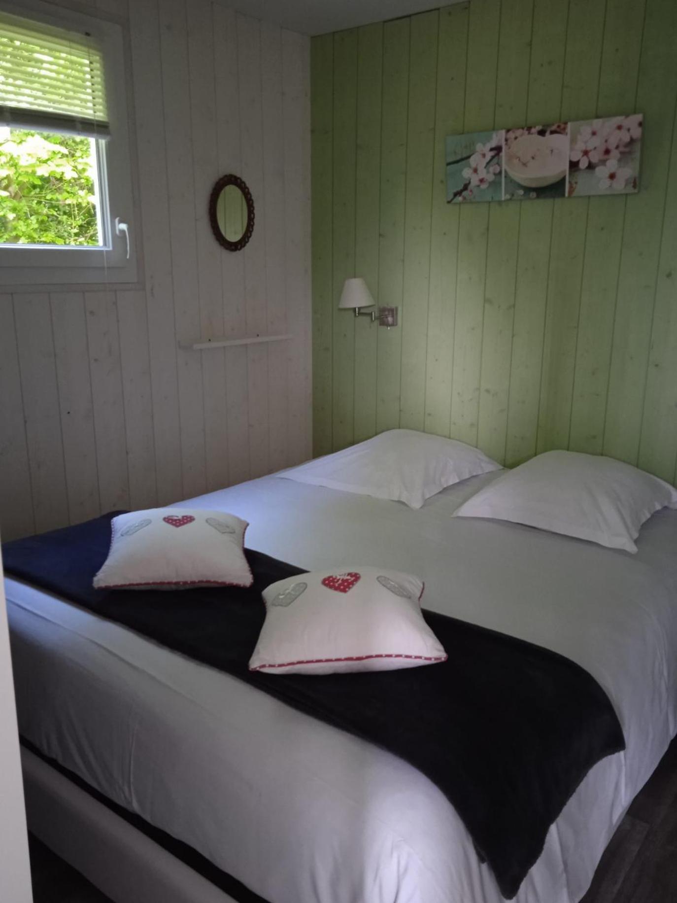 Les Cabanes Du Lac Vandre Luaran gambar